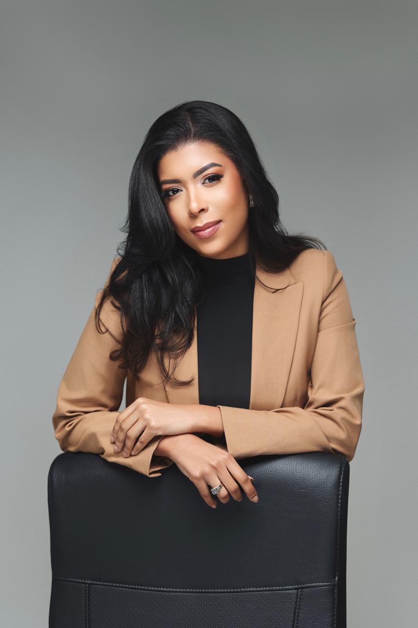 Dra. Derka Solano, dermatóloga y tricóloga de Bloom